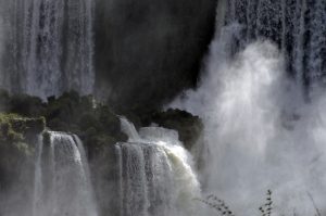 Wie ein gigantischer Wasserfall ergießt sich das neu geschaffene Geld (1,1 Billionen Euro) der EZB über Euroopa